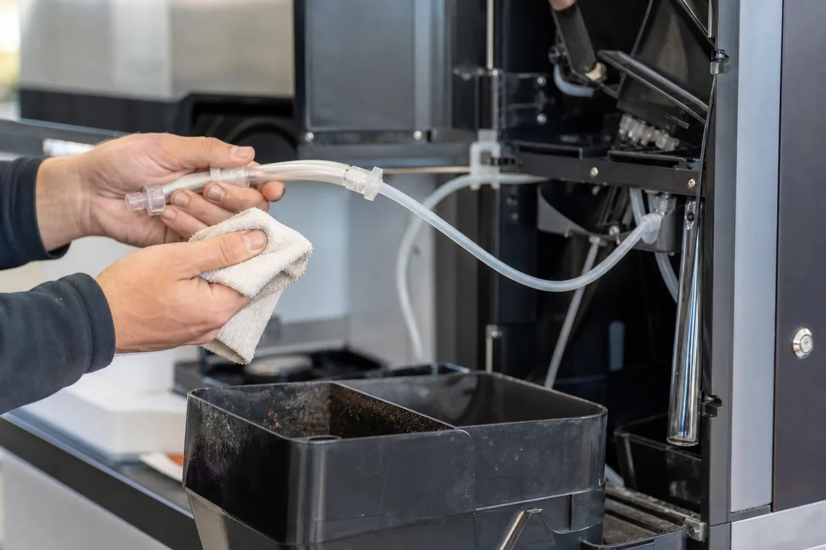 Nettoyage du circuit lait et du bac à marc d&rsquo;un distributeur de boissons